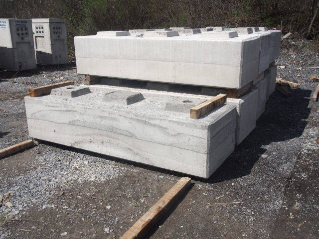 Precast retaining-wall blocks with interlocking tops in the yard