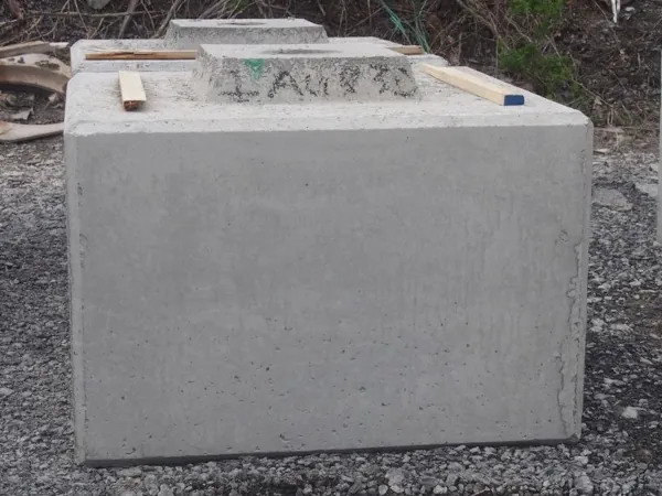 Short precast concrete block with an interlocking top